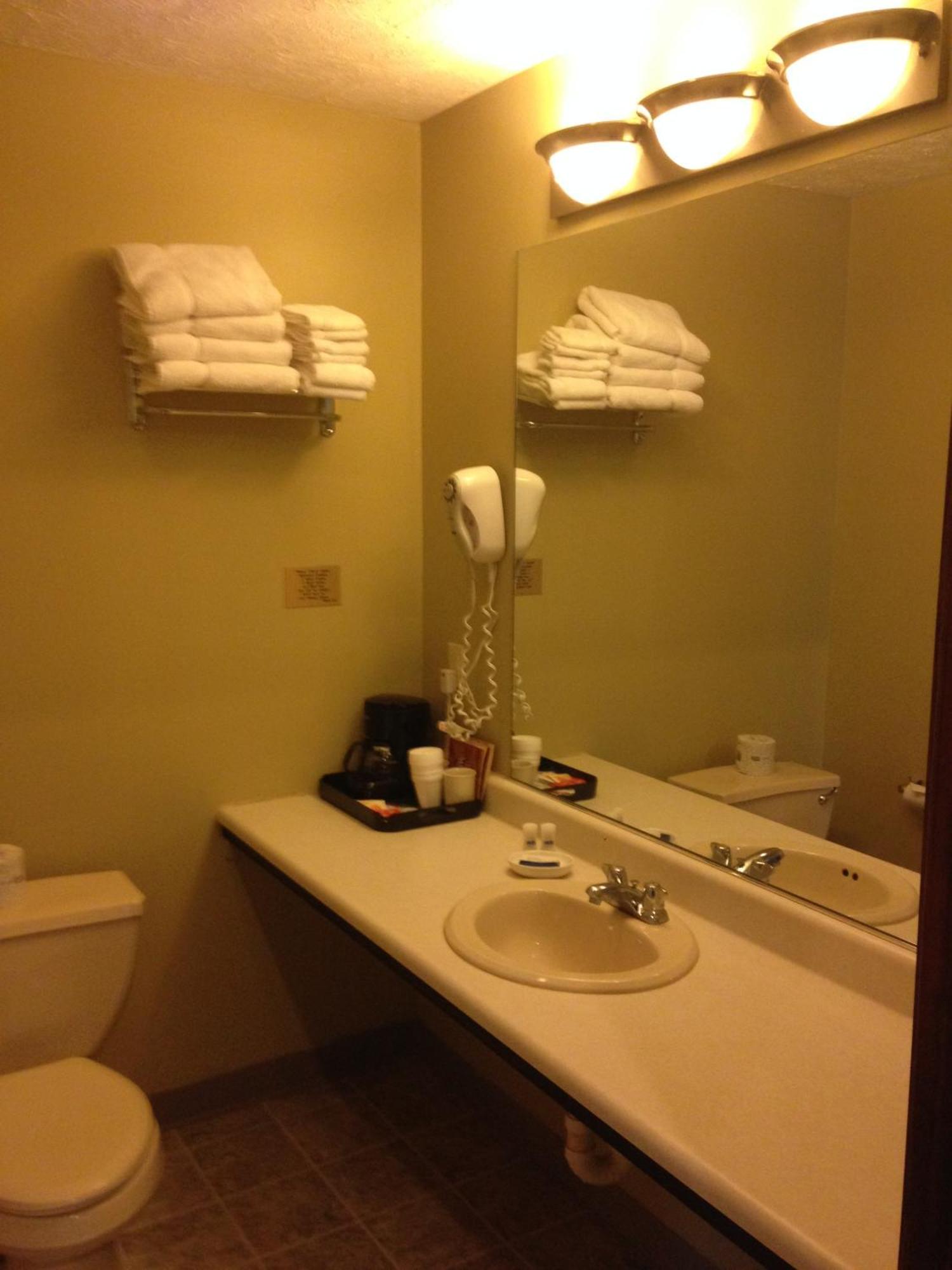 Fred'S Inn Restaurant & Lodging Norwich Δωμάτιο φωτογραφία